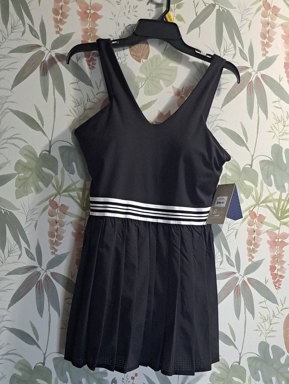 Avia Black V-Neck Pleated Tank Tennis Dress with White Striped Waist Size Large